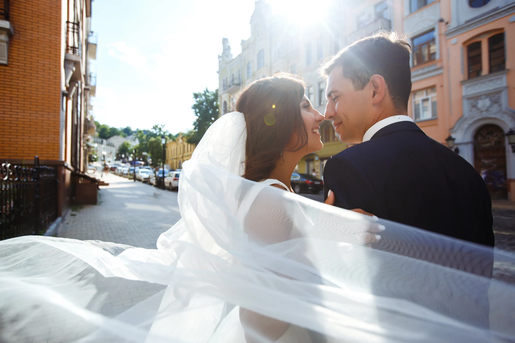 bride-and-groom-kisses-tenderly-in-the-shadow_webp
