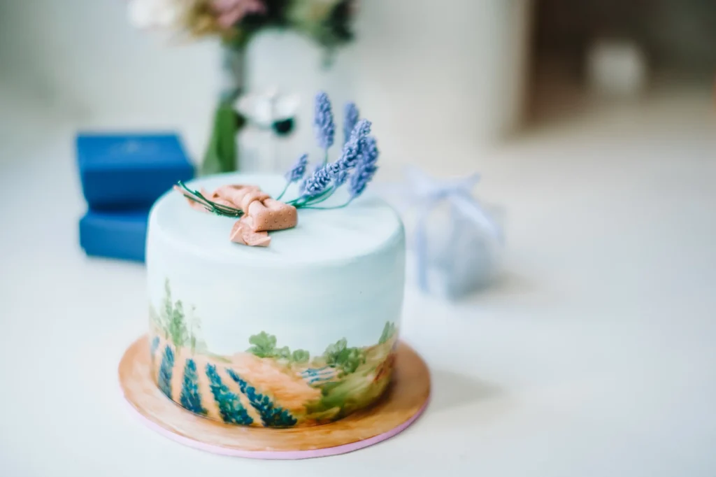Sculptural single-tier cake